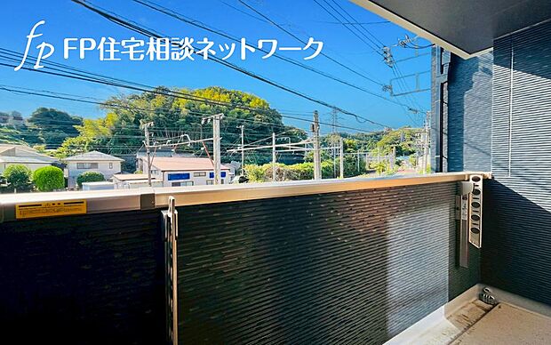 【バルコニー】開放的なバルコニーは太陽の温かな温もりをめいっぱい受け止めてくれます。太陽の光と爽やかな風を受けたお洗濯物はあっという間に乾き、取りこむ時には太陽の匂いを感じられそうですね。