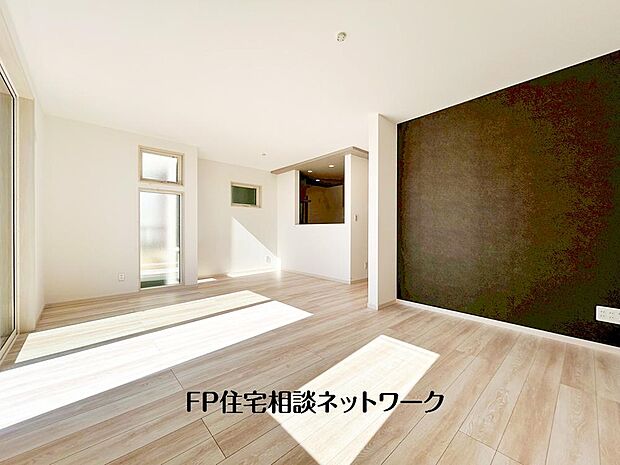 【リビング】オープンでのびやかな空間を生み出す、こだわりの広がりとゆとり。家族と過ごす時間を大切にしたい方にぴったりの明るくゆとりある住空間です。窓からの日差しがリビングの隅々までしっかりと届きます！