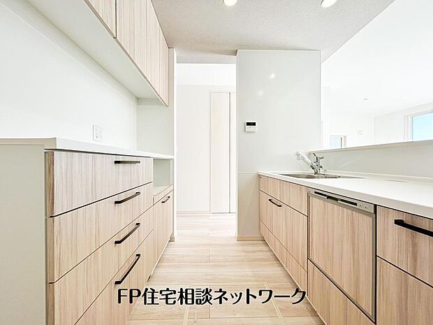 【キッチン】システムキッチンとコーディネイトされたカップボードもあり、収納力も充分です。ダイニング側には可動棚付きのパントリーを備え、食品はもちろん、リビングの収納にも役立ちます。