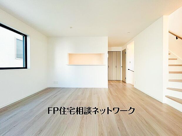 【リビング】家族と過ごす時間を大切にする方にピッタリのゆとりの住空間です。お子様が元気に走り回っても安心して見守れます。家族の笑い声が今にも目に浮かびそうですね。