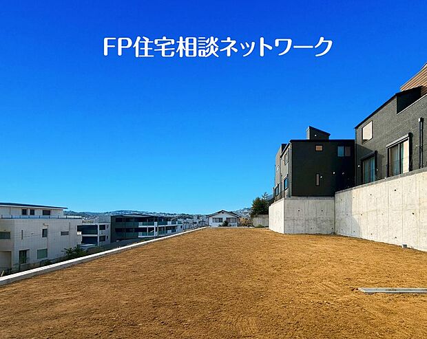 【現地外観写真】駅近でありながら周辺は住宅地となっており子育て家族にもピッタリ。毎日のお買い物も便利なエリアで暮らしやすさを実現するための住環境が整っています。