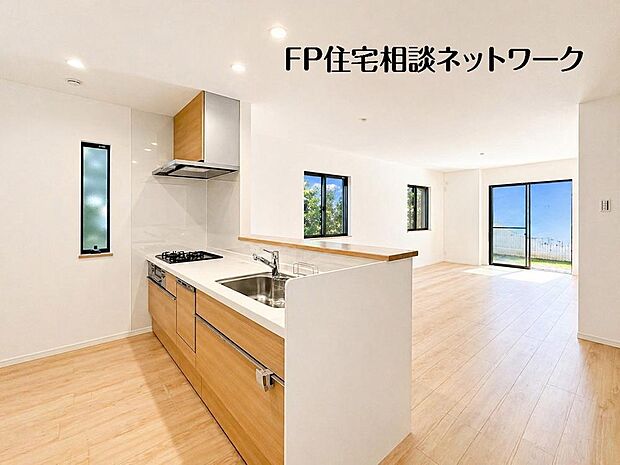 【リビング】家族と過ごす時間を大切にする方にピッタリのゆとりの住空間です。お子様が元気に走り回っても安心して見守れます。家族の笑い声が今にも目に浮かびそうですね。