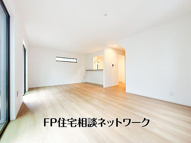【リビング】大切なご家族が集まるＬＤＫはこだわりたいですね！休日はおひさまの光をたっぷりと取りこめるリビングでゆったりと過ごしませんか？子供たちが元気に笑いながら走り回っている姿が目に浮かぶ空間です。