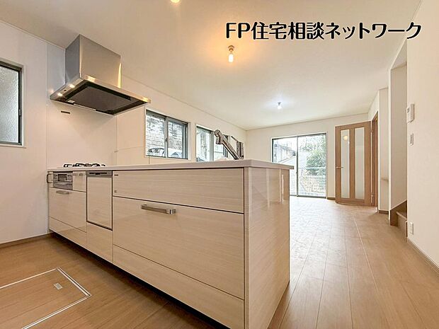 【キッチン】リビングを見渡せるカウンターキッチンでお子様の様子を伺いながら食事の支度が出来ます。家族の気配を感じられる、そんな空間を演出できるキッチンです。