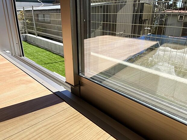 【非公開】【ペアガラス】ガラスとガラスの間に密閉された中間層をもち、光の透過性を保ちつつ、断熱効果を得られるガラスのことです。一般的な断熱材と同じ原理を用いており、対流が起こらない状態の空気は断熱性能が高いとい