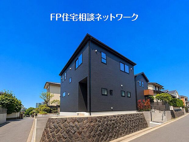 【前面道路含む現地写真】開放感のある現地で、前面道路よりも少し高くなっておりますので、プライベート感も保たれます！高くなっている分、日当りや風通しも良く快適な生活が待っています！