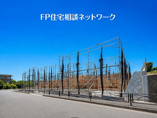 【前面道路含む現地写真】たっぷりの陽射しと爽やかな風に包まれる、恵まれた住環境。静穏な街並みのなかで、穏やかに時を重ねる暮らしを描ける土地です。
