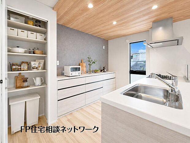 【キッチン】リビングを見渡せるカウンターキッチン。家族の気配を感じられる、そんな空間を演出します。（本画像はCGで作成しており、実際に現地に家具はおかれておりません。また価格に家具は含まれておりません。）