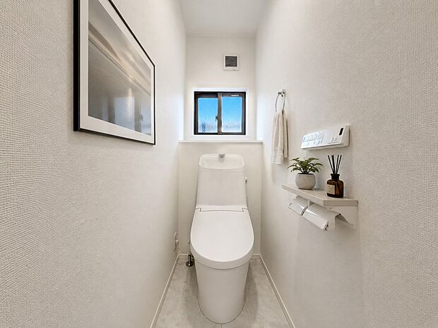 【その他内観】スッキリとしたデザインのトイレは明かり取りの窓からも光が取り込まれ日中は電気を消していてもご使用いただける明るさとなっております。