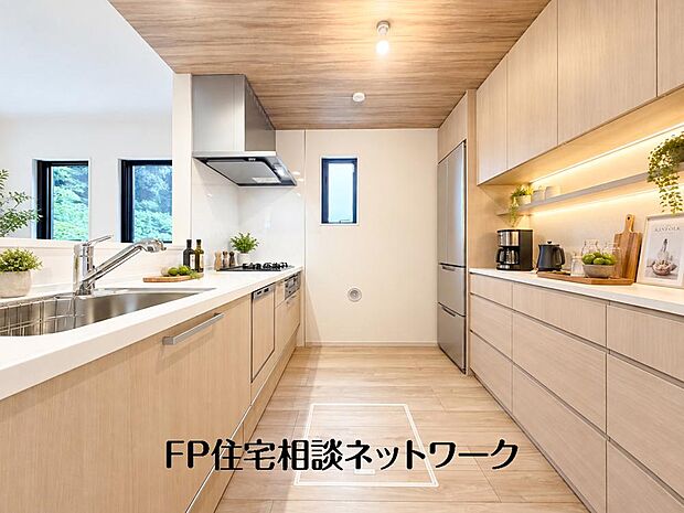 【キッチン】リビングを見渡せ家族の気配を感じられる、そんな空間を演出できるキッチンです。(本画像はCGで作成しており、実際に現地に家具・家電等はおかれておりません。また価格に家具・家電等は含まれておりません。)