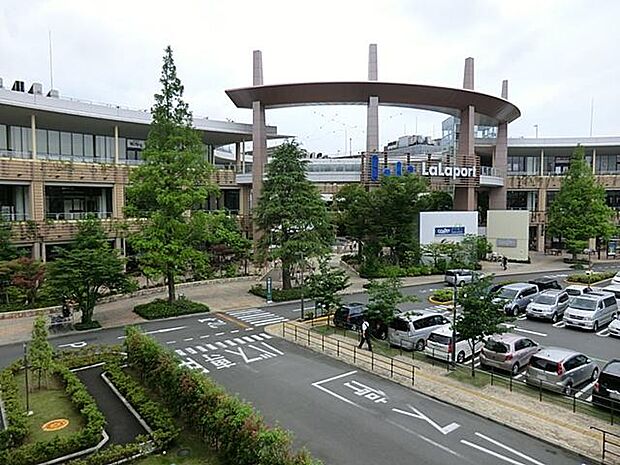 ららぽーと横浜(約1,500m)