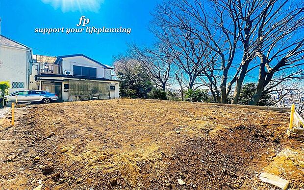 隣地と距離を置き、優美に佇む住宅。暮らす家族と来訪者の目をの楽しませる外観。戸建住宅の良さを知っていただける一邸が新しい家族を待ちます。