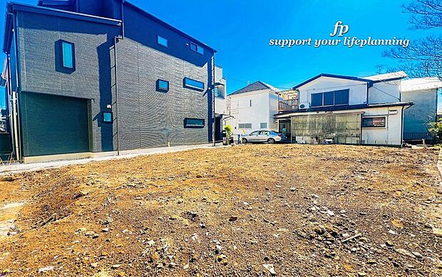 季節の移ろいを感じられる立地。休日は四季を感じながら、ジョギングをしたり、お子様と一緒に遊べる公園がすぐ近くに。わが家のお庭感覚で利用できる公園が近くにあると、お子様も伸び伸び成長してくれますね！