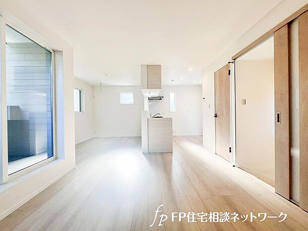 家族だんらんのスペースとなるリビング。窓が多い設計なので色々な角度から光が取り込めます。明るいリビングで新しい生活を。