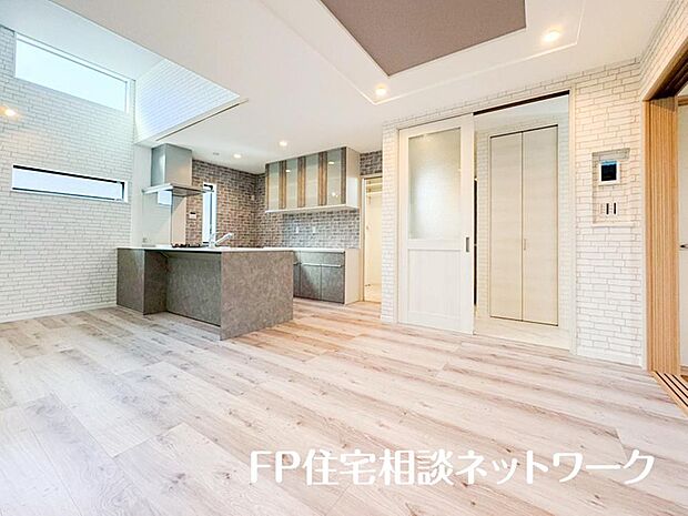 大切な家族が集まるからこそLDKにはこだわりたいですよね。日当たりのよい広いLDKを、子供たちが元気に走り回っている姿を見た時「広い家にして良かった」と感じていただけるはずです。