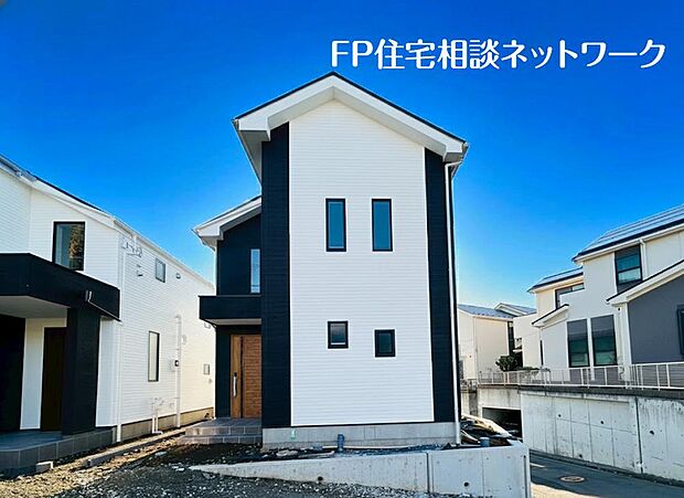 白を基調にしたモダンな外観。長く愛着を持って住むからこそシンプルな色目に仕上げました。アクセントカラーで外壁を分けることで立体感が生まれ、どの角度からでも異なる表情を感じることが出来ます。