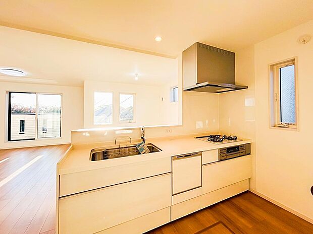 リビングのお子様を見守りながらお料理が出来る対面式カウンターキッチン。ご家族との会話がはずみます。