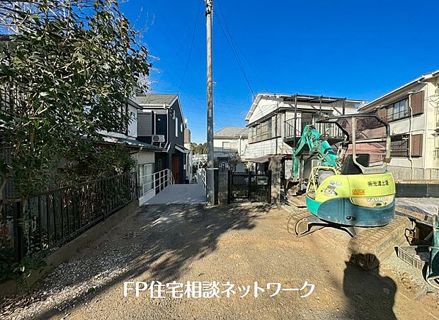 落ち着きある住宅街、一種低層住居専用地域内に位置しています。日当りを大きく遮られることもありません。