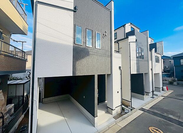 前面道路は車通りの少ない道路。段差もなくお車の出し入れが苦手な方も駐車しやすそうです。（本画像は外構一部をCGで作成しております。）