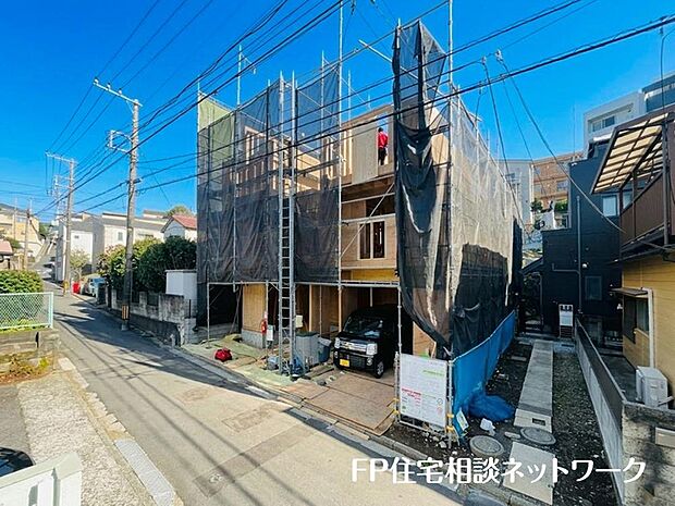 前面道路は車通りの少ない道路。段差もなくお車の出し入れが苦手な方も駐車しやすそうです。
