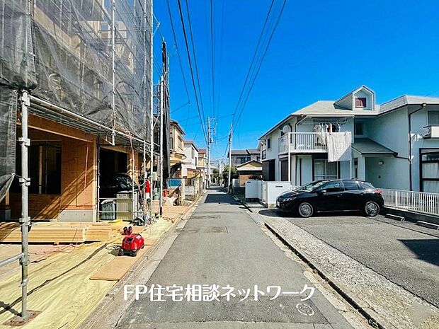 前面道路は車通りの少ない道路。段差もなくお車の出し入れが苦手な方も駐車しやすそうです。