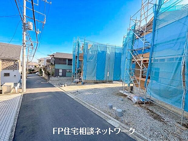 第一種低層住居専用地域の良好な住環境が保たれたエリア。低層の一戸建てを中心とした街並みが整然と続き、周辺は高い建物が建っていないので、採光や開放性に恵まれています。