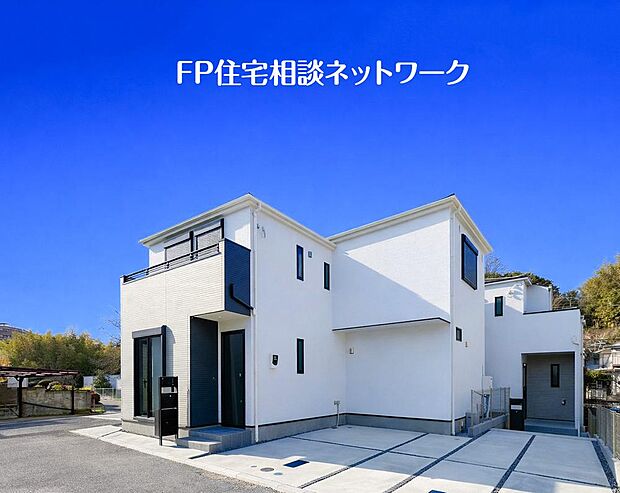 ～類似外観同仕様写真～  ※外観、屋根、色、扉や窓の開口部の位置、形状等が異なります。