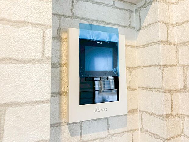 【TVモニター付きインターホン】TVモニタ付インターホンでセキュリティ面にも配慮。来客を確認できるだけでなく、録画機能で留守中の来訪者の確認ができます!学校から帰ったお子様のお留守番にも安心なセキュリティ設備ですね。