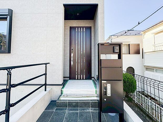 【宅配ボックス】宅配便の配達時に不在でも、荷物を入れられる鍵付きの宅配ボックス。インターネットで買い物をすることが多い方、配送時間帯に家にいることが少ない方に嬉しい設備。再配達を頼む必要がなくなり、便利ですね。