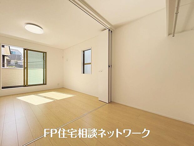 【リビング以外の居室】収納力が豊富な大型クローゼット。普段着やスーツはもちろんのこと、コート類などもしっかり掛けられます。奥行きもあるので、収納ボックスもそのまましまえて部屋がスッキリしますね。