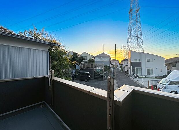 【バルコニー】西向き部屋は、冬に長く日差しが入ってくるので、日中暖かく過ごせます。お昼から夕方にかけて太陽光で暖まった室温は、夜になってもなかなか下がりません。そのため、冬場の暖房代も節約可能。