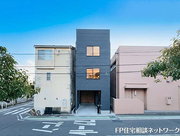 【現地外観写真】光と風が行わたる開放感あふれる邸宅 春には気持ちの良いそよ風、冬には朝の暖かな光 季節の移り変わりを感じる暮らしを実現