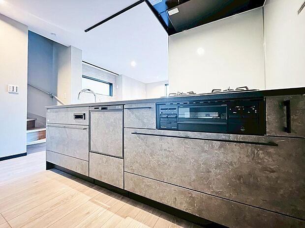 【キッチン】リビングのお子様を見守りながらお料理が出来る対面式カウンターキッチン。ご家族との会話がはずみます。