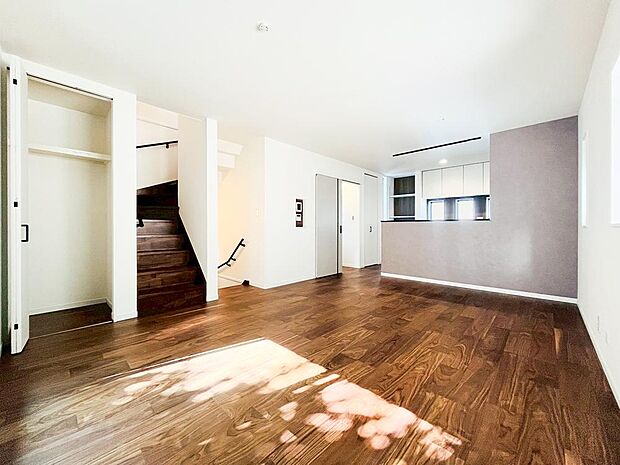 【リビング】リビングのお子様を見守りながらお料理が出来る対面式カウンターキッチン。ご家族との会話がはずみます。