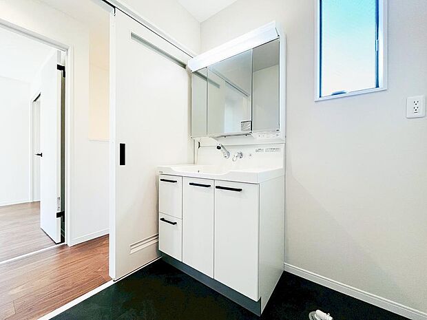 【洗面台・洗面所】鏡の裏に収納棚を確保した三面鏡を採用。化粧品や歯ブラシなどを機能的に収納。便利な床下収納付き。