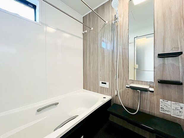 【浴室】柔らかな曲線で構成されたバスタブ　お気に入りのアロマを焚きながらゆっくりと半身浴を楽しもう。