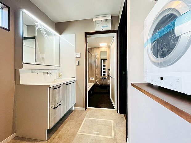 【洗面台・洗面所】スッキリと片付いたパウダールームで顔を洗うことから一日が始まる。鏡にうつる顔はまだ寝ぼけまなこ。さっぱりしたら自慢のスマイルをひとつ。