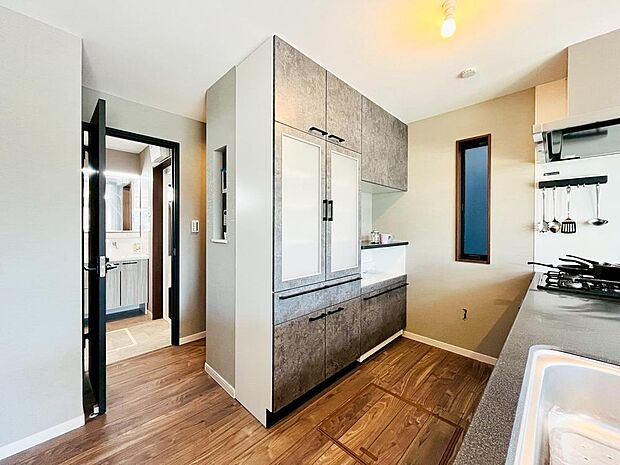 【キッチン】背面にカップボードが備え付けされています。システムキッチンと一体感あるカラーで見た目もgood。たまにしか使わない調理家電の収納に重宝します。