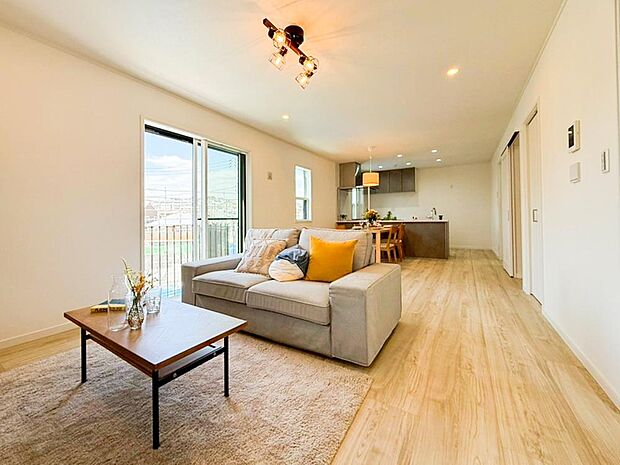 【リビング】南に大きく面した掃出し窓から光が降りそそぐ開放的なリビング。大きな窓からは、太陽のやわらかな光はもちろん、年中爽やかな風が吹き抜けます。自然の恵みが、快適で心地の良い空間を演出してくれますね。