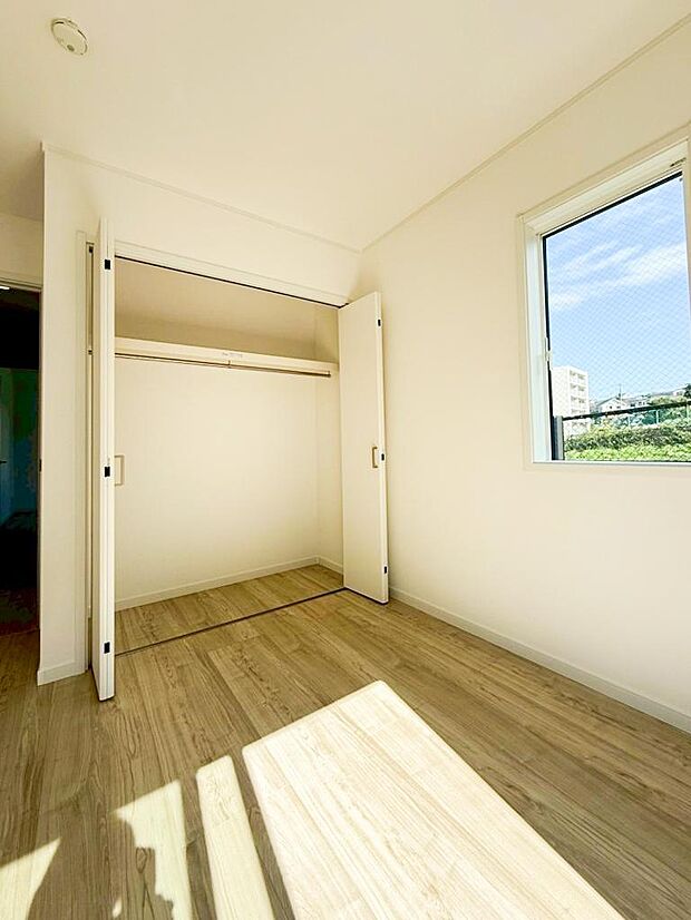 【リビング以外の居室】全居室に収納クローゼットを完備!普段使いのお洋服や小物はもちろん、季節物のお洋服などもしっかりと整理整頓おしまい頂けます。居室空間をより広く隅々までお使いいただけますね。