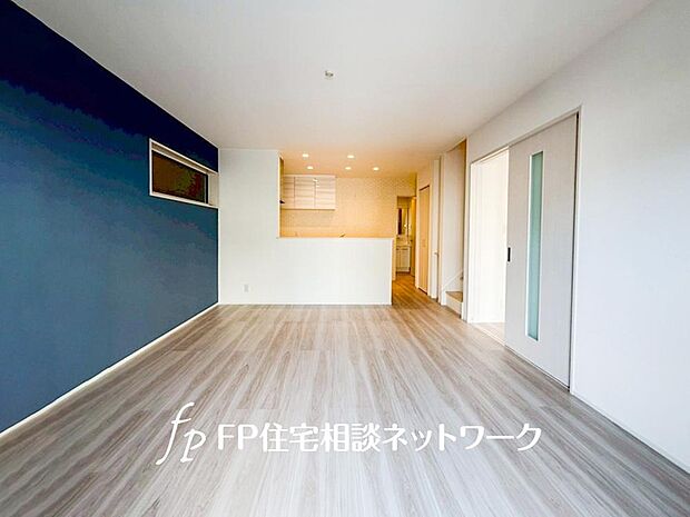 【リビング】落ち着きあるブルー系のアクセントクロスです。明るすぎない、お部屋全体をモダンな印象を感じさせてくれます。