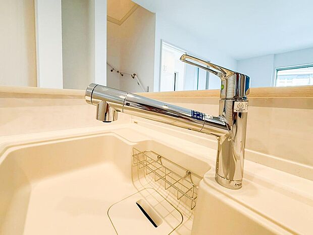 【浄水器一体型水栓】スタイリッシュな、浄水器一体型水栓です。水栓にシャワーホースと浄水器を内蔵し、カルキ臭など軽減。シャワーヘッドを引き出すことで、広いシンクのお手入れもラクラク。