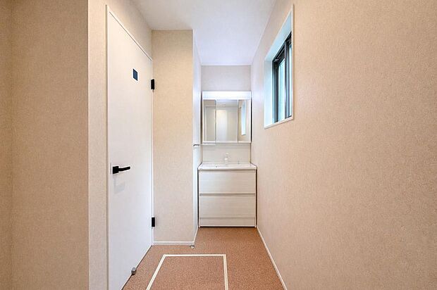 【洗面台・洗面所】ゆとりの洗面スペースで朝の身支度も快適スムーズに。三面鏡で髪のセットやお化粧もストレスなくこなせ、朝から気分良く通勤通学に向かえそうですね！鏡の裏にはたっぷりと収納スペースを標準装備！