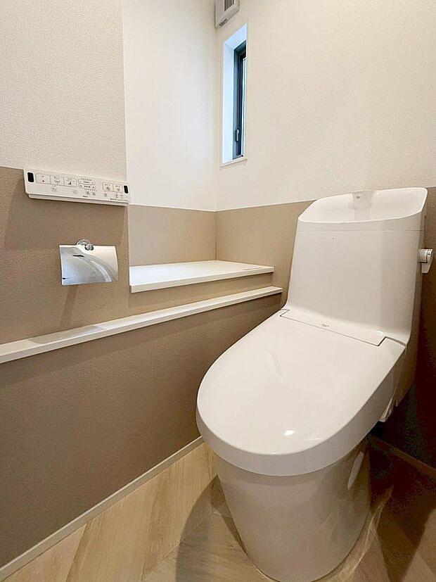 【トイレ】洗浄機能付き便座を標準装備。便座保温機能もあるので寒い季節も安心。トイレ奥のスペースにちょっとした収納を造作することも可能。トイレットペーパーなど効率的に収納できます。