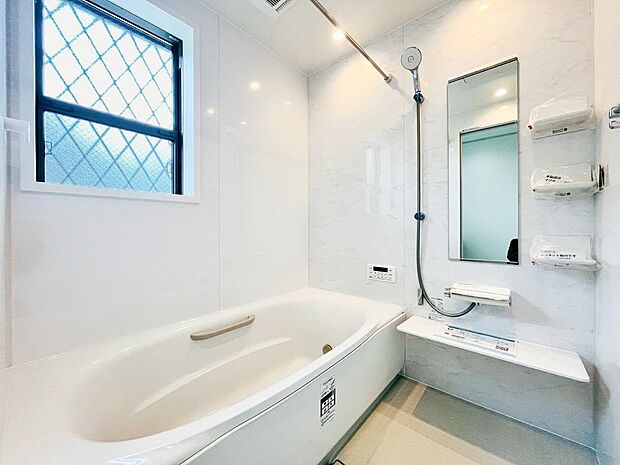 【浴室】ユニットバスはゆったりとくつろげる1坪タイプ。足までしっかりと伸ばせる浴槽は、心身ともにしっかりと疲れを癒してくれます。お子様と一緒の入浴でも充分な広さです。