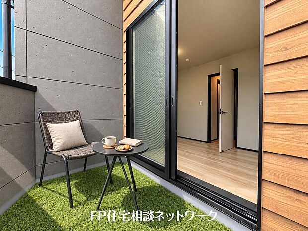 【バルコニー】(本画像はCGで作成しており、実際に現地に人工芝はおかれておりません。また価格に人工芝は含まれておりません。)