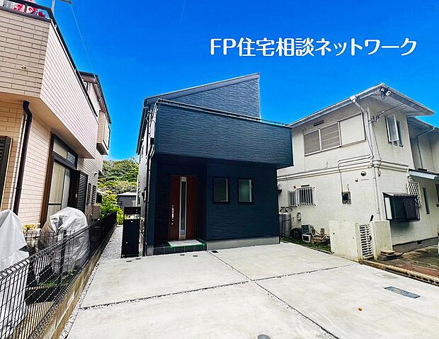 ≪類似外観同仕様≫ 施工例のため分譲中の建物とは、外壁、屋根開口部等の形状・仕様が異なります。