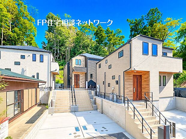 深く豊かな緑と爽快な青い空を感じるまさに横浜に暮らす心地よさを存分に堪能いただける邸宅です。グレードの高い設備仕様が標準装備のデザイン住宅で快適で便利な生活をお送り頂けます。