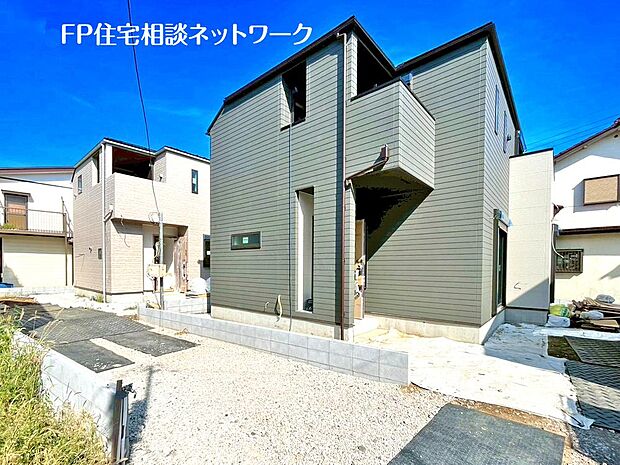 ≪類似外観同仕様≫ 施工例のため分譲中の建物とは、外壁、屋根開口部等の形状・仕様が異なります。