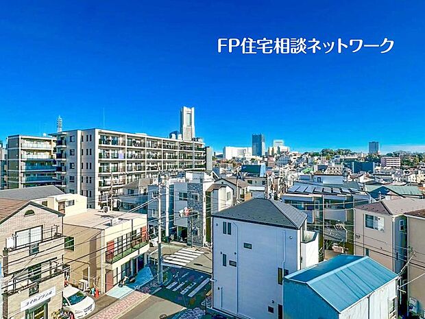 【住戸からの眺望写真】自宅からみなとみらい方面を望む贅沢な眺望。開放感あふれる景色が、日常に特別感と上質な時間をもたらします。